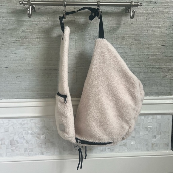 NWT new FREE PEOPLE overachiever Sherpa sling bag white champagne fuzzy - Picture 6 of 17